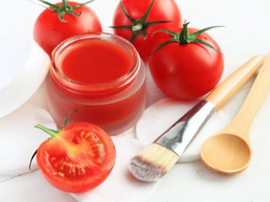 3. Mascarilla para el cabello fino<br/>Solo necesitas tomate y harina de maíz para hacer que tu melena luzca más suave y libre de células muertas, aportándole brillo, y fuerza. Tritura un tomate fresco y maduro y añade dos cucharadas de harina de maíz. Mézclalo bien hasta conseguir una textura consistente, aplícala sobre tu cabello húmedo y déjala actuar media hora. Después, lávate el pelo con tu champú habitual pero no apliques ningún acondicionador.<br/>