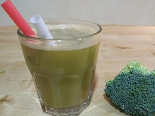 Jugo de brócoli y pepino<br/>El brócoli y el pepino son alimentos altamente beneficiosos para depurar el hígado. Puedes tomar este jugo dos veces al día, una por la mañana en ayunas y otra por la tarde, una hora antes de cenar.<br/>
