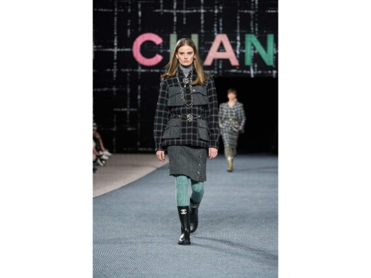 Confirmada la temporada del tweed en la pasarela de Chanel Otoño/invierno 2022