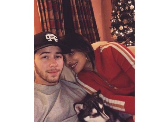 Priyanka Chopra y Nick Jonas descansando junto a su mascota