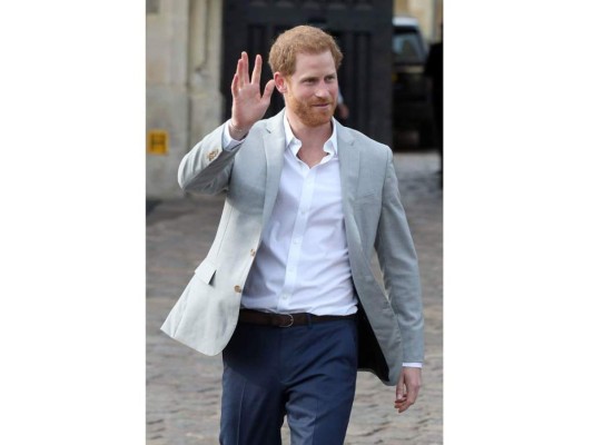 Harry y William saludan a la multitud afuera del Castillo de Windsor