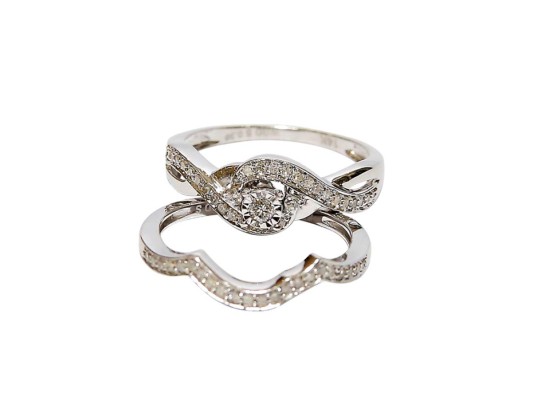 #4 Dúo de anillos de blanco de 14 kilates de Zared Joyeros.