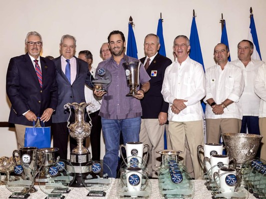 Julio Collier, Arturo Tapia, Carlos Clement, Carlos Chamorro, Bruce Burdett, Juan Carlos Alvarez, Carlos Iraheta, todos miembros del Grupo Lider Ed Foxes.