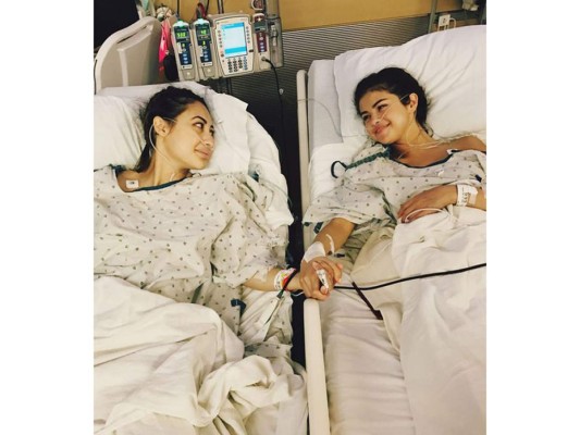 Antes de la cirugía Selena Gómez y su amiga la también actríz hondureña Francia Raisa, “Ella me ha hecho el regalo más importante y se ha sacrificado donándome un riñón. Estoy increíblemente bendecida. Te quiero mucho hermana” completaba el mensaje en su cuenta de Instagram