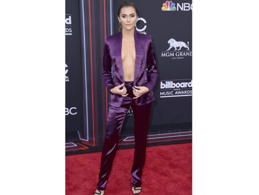 Alyson Stoner vistiendo un traje color purpura metalizado de House Of CB
