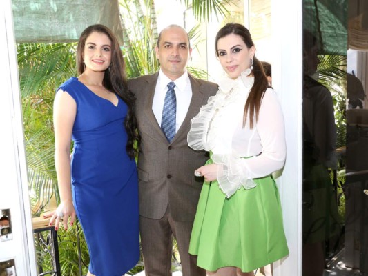 Javier y Viviana Guevara bautizan a su hija Ariana Sofía