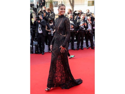 Taylor Hill decidió hacerle un twist al clásico negro con un vestido de transparencias y encajes de la firma Etro.