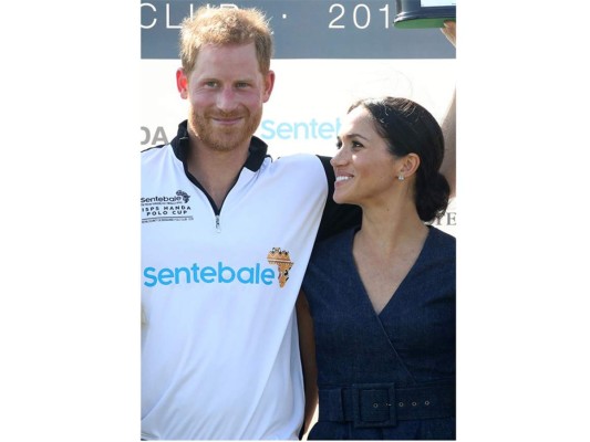 Meghan Markle y el Príncipe Harry se besan tras su victoria en el polo