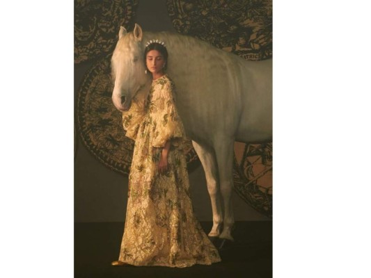 Entre los diseños presentados se encontraron vestidos transparentes, de Jacquard y terciopelo.