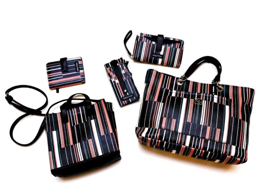 Lista para la aventura con este set de bolsos y billeteras con patrones a rayas el complemento perfecto para las viajeras
