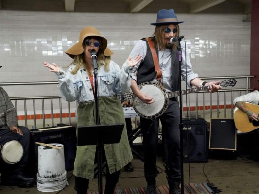 Christina Aguilera y Jimmy Fallon sorprenden a sus fans en el metro de Nueva York