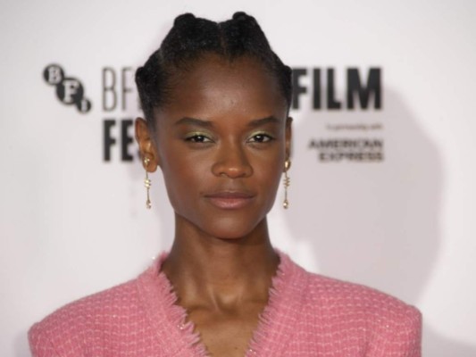 Letitia Wright. <br/>La actriz de Black Panther no esconde su postura anti vacuna. En su cuenta oficial de Instagram Letitia compartió un video de un hombre que se hace llamar profeta Tomi en el que habla de hechos no comprobados sobre la vacuna del coronavirus.