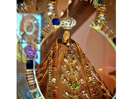 Rodeada de un hermoso resplandor destaca la humilde pero hermosa imagen de la Virgen de Suyapa que hoy conmemora el 270 aniversario de su hallazgo. Foto cortesía La Voz de Suyapa