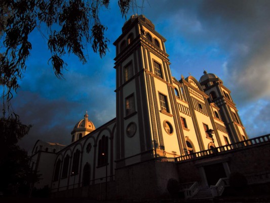 Hogar de la patrona de Honduras, la Basílica de Suyapa es una edificación bastante nueva. No obstante, cada febrero, más de un cuarto de millón de devotos de los rincones más apartados del país, en su mayoría de la etnia lenca, visitan fervorosos este santuario para honrar a la virgen de Suyapa en su cumpleaños.