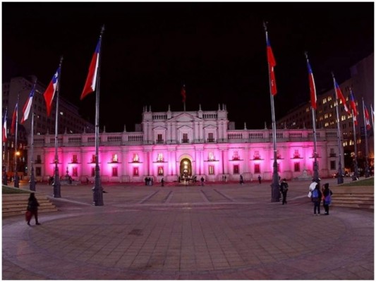 Edificios se visten de rosa para luchar contra el cáncer de mama  
