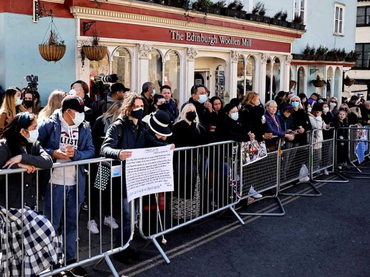Se le solicitó al público mantenerse alejado de los funerales debido a la pandemia. Sin embargo, a pesar de las peticiones de la familia real y las autoridades locales, algunos dolientes se reúnen fuera de los muros del castillo en Windsor.
