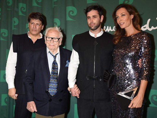 El diseñador francés Pierre Cardin a su llegada al Theatre du Chatelet, acompañado de sus sobrinos nietos