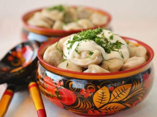 El Pelmeni, consiste en unos saquitos cocidos rellenos por dentro, normalmente de carne, y van acompañados de diferentes tipos de salsas. Además es una comida con claras connotaciones sociales, se trata de la “comida de los trabajadores”.