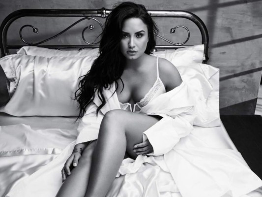 Celebridades apoyan a Demi Lovato tras su hospitalización