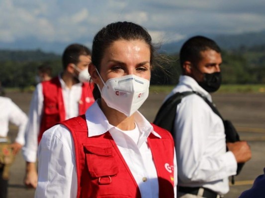 ¡La reina Letizia está en Honduras! Su Majestad llegó a la nación en una visita oficial de dos días, 14 y 15 de diciembre, para conocer la catástrofe que dejaron las tormentas tropicales Eta e Iota.