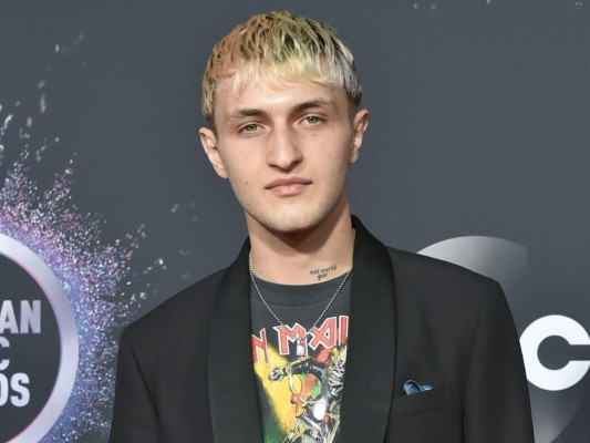Anwar Hadid. <br/>El hermano menor de Gigi y Bella Hadid ha hablado abiertamente sobre su duda de la efectividad de la vacuna contra el COVID-19. En 2020 Anwar respondió “Absolutamente no” a una fan que le preguntó si se pondría la vacuna.