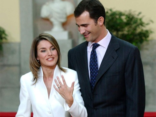 La pedida de mano fue el 6 de noviembre de 2003, a las 12:30, en el Palacio de El Pardo.