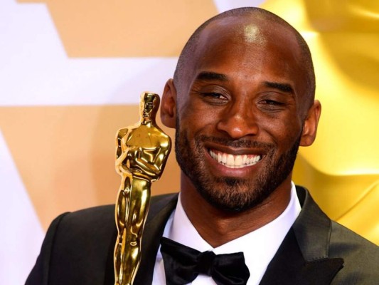 En la gran gala tambien se rindió tributo a la leyenda del básquetbol Kobe Bryant, que murió en un accidente de helicóptero el 26 de enero.