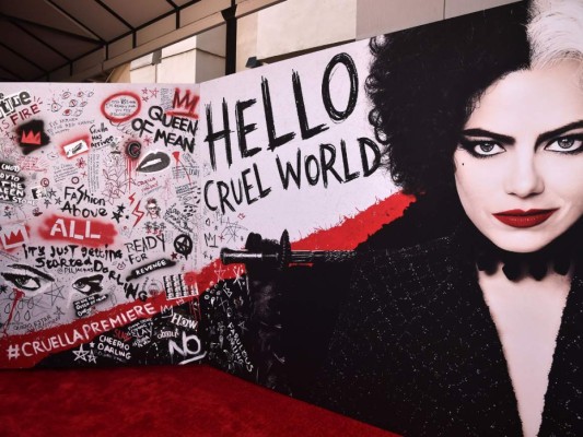 Emma Stone y Kirby Howell-Baptiste en la premiere mundial de Cruella de Disney