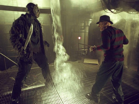 Freddy Vs Jason (2003) Freddy Krueger está en el Infierno y su recuerdo ha sido sistemáticamente borrado. Las potenciales víctimas han sido drogadas para impedir que sueñen, eliminando su miedo a Freddy, y esto representa una tortura extrema para un psicópata egocéntrico. Pero entonces Freddy resucita a Jason Voorhees, el loco protagonista de la serie de películas 'Viernes 13'. Para Freddy es el medio perfecto para volver a aterrorizar a los habitantes de Elm Street y le da la oportunidad de salir de su purgatorio. Un enredijo que más que terror es una comedia negra llena de violencia y sexo, pocas escenas sobresalientes y un final obvio.