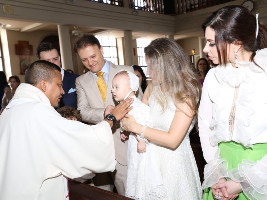 Javier y Viviana Guevara bautizan a su hija Ariana Sofía