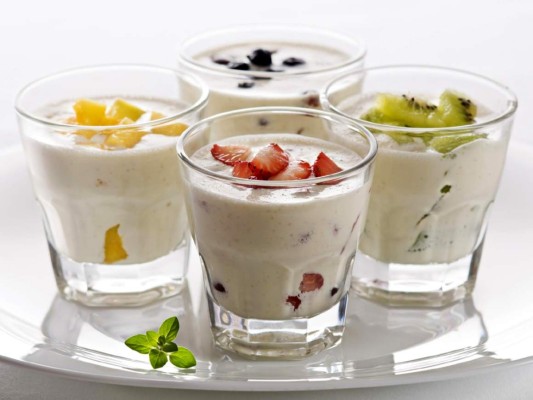 Con yogur, adiós tristeza<br/>El poder de los probióticos nunca debe subestimarse: las bacterias buenas contenidas en nuestro organismo se ven favorecidas por el consumo de yogur. Los yogures sin lactosa, además de ayudar a una digestión ligera, tienen otras virtudes ya que ayudan a tener una menor sensibilidad ante la tristeza y una menor tendencia a la llamada «rumination» (dar vueltas de más a las cosas que nos preocupan). El tipo de bacterias en nuestro tracto digestivo tiene influencia directa en el estado de ánimo, y por tanto conviene cuidarlo el máximo posible.