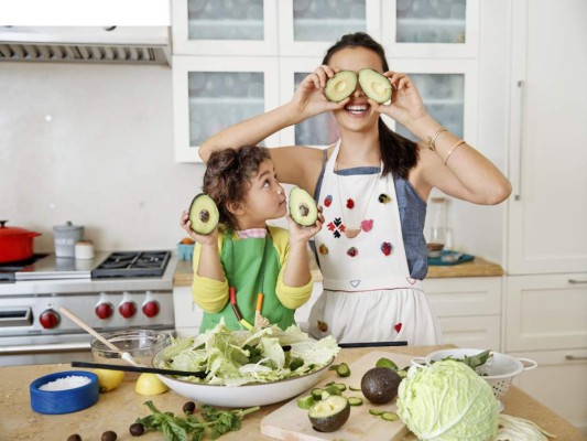 2. SE CREATIVO Y OCUPA TU MENTE. Cuántas veces hemos deseado estar en casa, levantarnos un poco más tarde, retomar proyectos de decoración, aprender una nueva receta. Imagina que esta es la oportunidad de hacerlo, mientras te cuidas y previenes con tu familia, pueden aprovechar esta cuarentena para cocinar sus platos favoritos, compartir juntos en la mesa (sin celular al lado), retomar alguna actividad pospuesta como ordenar armarios, alacenas, librerías, asignar un tiempo para ver una película, etcétera.