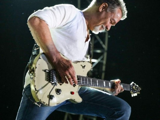 13. Eddie Van Halen, líder e icónico guitarrista del grupo Van Halen, murió el 6 de octubre a causa de cáncer de garganta. El músico solo tenía 65 años.