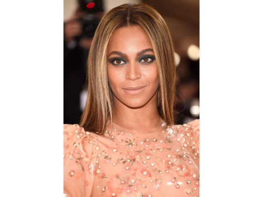 Beyonce. La cantante complementó su espectacular vestido color nude con el cabello liso y recto, ojos en un maquillaje anime-sized y labios neutrales.