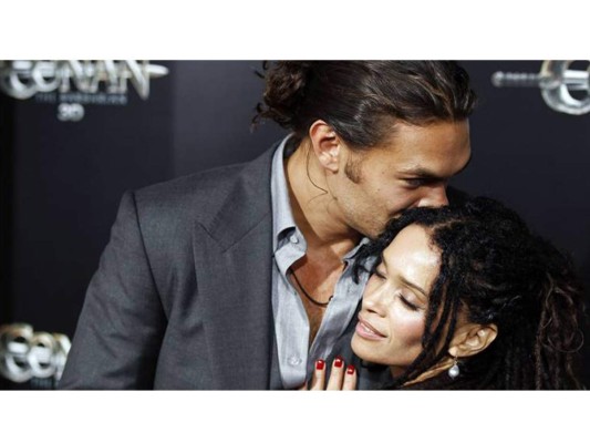 Esta casado con la ex esposa de Lenny Kravitz, Lisa Bonet, quien es 12 años mayor que el.