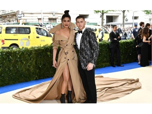 Priyanka Chopra + Nick Jonas<br/>Otra pareja que muchos no se esperaron, Priyanka Chopra y Nick Jonas fueron fotografiados juntos en el Met Gala del año pasado. Sin embargo, dicen que fue porque los dos usaron Ralph Lauren y decidieron ir juntos. Un año después, se cree que Priyanka y Nick son oficialmente una pareja, considerando las muchas veces que se han visto juntos y los comentarios en sus redes sociales.