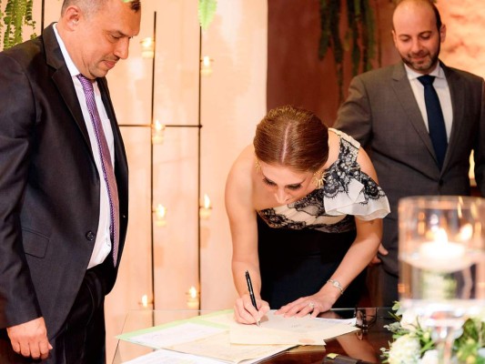 Elías Handal y Caroll Perelló celebran boda civil