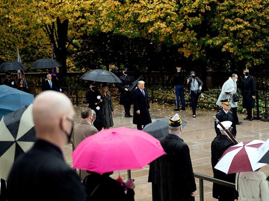 El vice presidente Mike Pence, el presidente Donald Trump y la primera dama Melania Trump a su llegada al Arlington National Cemetery en Virginia (Photo by Brendan Smialowski / AFP)