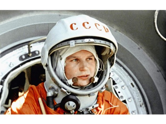 11. Valentina Tereshkova es una cosmonauta y política rusa ya retirada y fue la primera mujer en viajar al espacio el 16 de junio de 1963 y a la vez el primer civil que ha volado al espacio. Además permaneció activa en la política tras el colapso de la Unión Soviética (URSS) y es considerada como una heroína en la Rusia post-soviética.