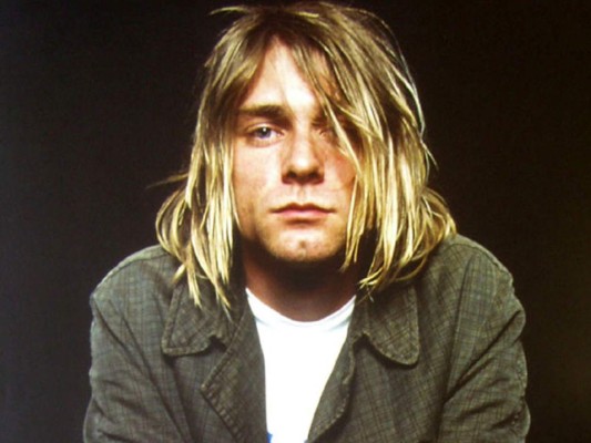 Muchos creen que Kurt Cobain no habría muerto, más bien habría fingido su muerte, para desaparecer del ojo público, mediático, que tanto lo molestaba y empezar de cero.