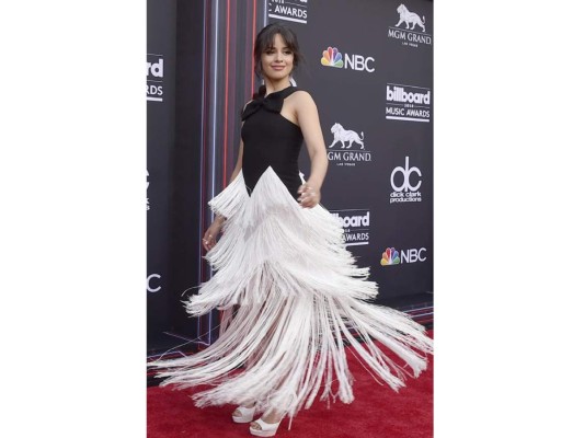 Camila Cabello con un divertido vestido de Givenchy.