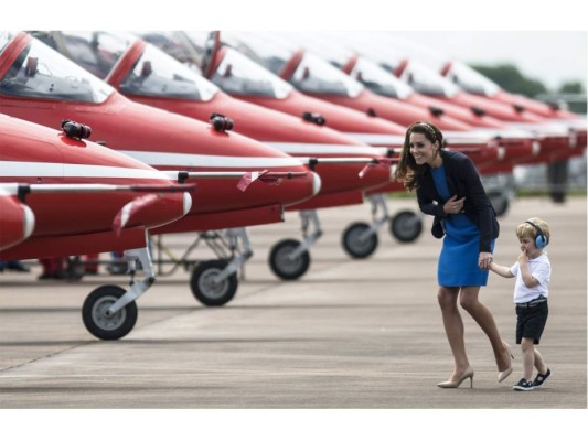 El príncipe George, cuando tan solo tenía dos años, fue el centro de atención luego de ser visto en compañía de sus padres, los duques de Cambridge, en el Royal International Air Tattoo. El evento es una de las exhibiciones de vuelos militares más importantes del mundo.
