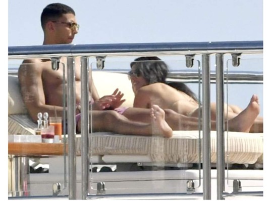 Kourtney Kardashian aparece en Cannes con su nuevo chico