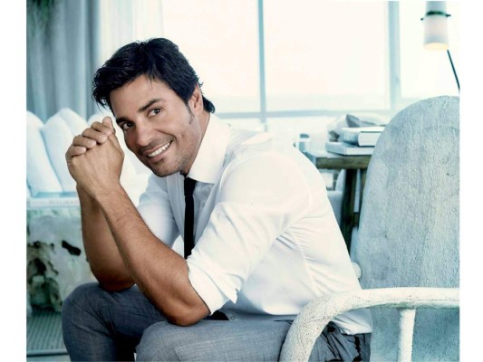 Chayanne presume en las redes sociales su abdomen perfecto