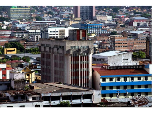 Ciudad de contrastes, historias centenarias y un carisma irremediable, Tegucigalpa vive atrapada entre el pasado y el presente
