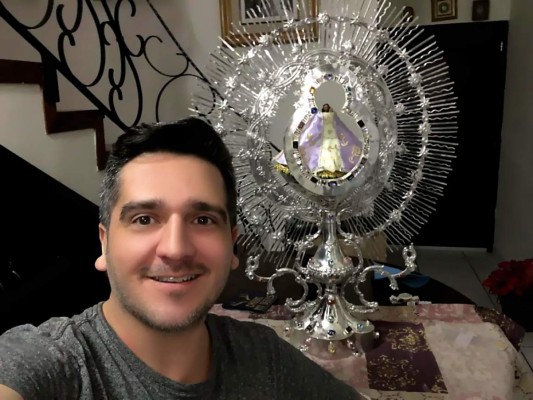 Manuel Aguirre reviste de brillo a la Virgen de Suyapa
