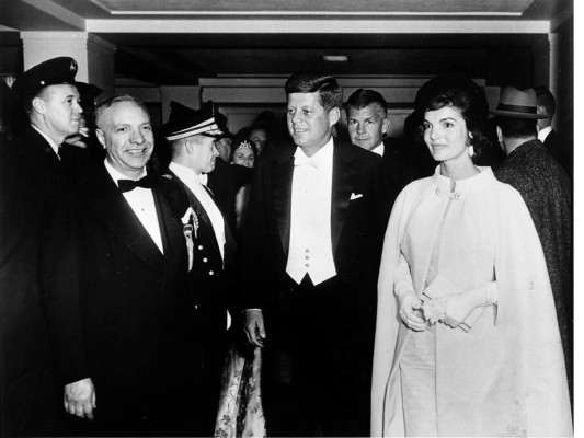 A pesar de las diferencias John y Jackie eran inseparables. Según los expertos en historia la esposa de JFK fue testigo de uno de momentos cruciales en la política estadounidense del siglo XX, por ejemplo fue ella la que le sugirio que se implicara en los derechos civiles en especial apoyar la el movimiento de Martin Luther King, durante su mandato