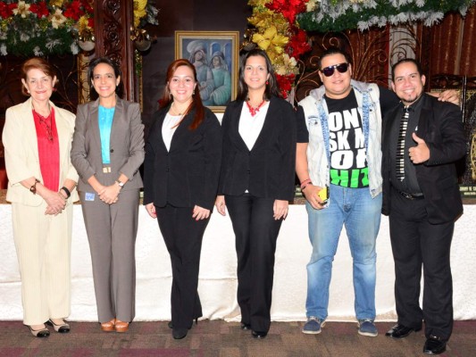 Jeannette Salomón, de CSHA, Gabriela Chicas, Banco Ficohsa, Helga Bahr y Patricia Reynaud, ejecutivas de CSHA con dj Bishop y Johnny be good.