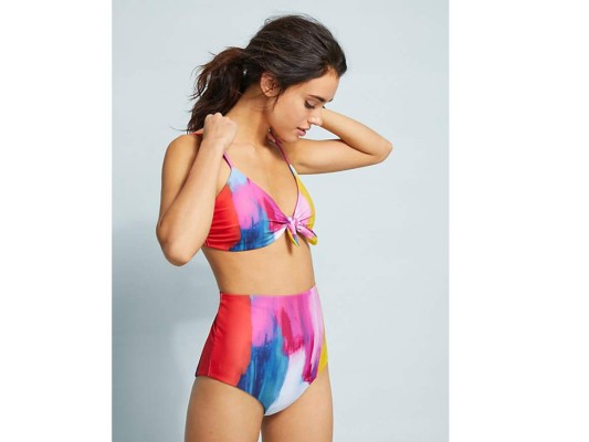 Talle alto de cintura y dos piezas con estampados muy divertidos son una opción para las más osadas