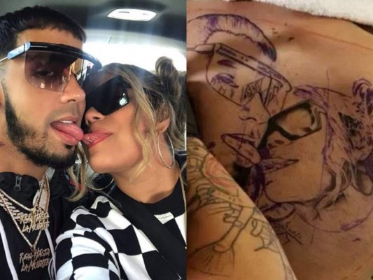 Anuel AA<br/>El reggaetonero también fue flechado y cegado por Cupido, y se realizó dos tatuajes en conmemoración de su ex pareja, la cantante Karol G: Uno que dice Carolina en la muñeca y otro que lleva en su dorsal, donde ambos salen a punto de besarse.
